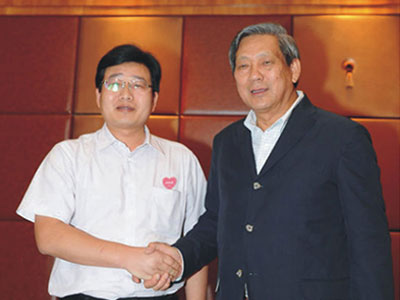 董事長張軍峰與泰國副總理披尼先生在北京就集團與泰國電力領域合作進行深入交流并合影留念